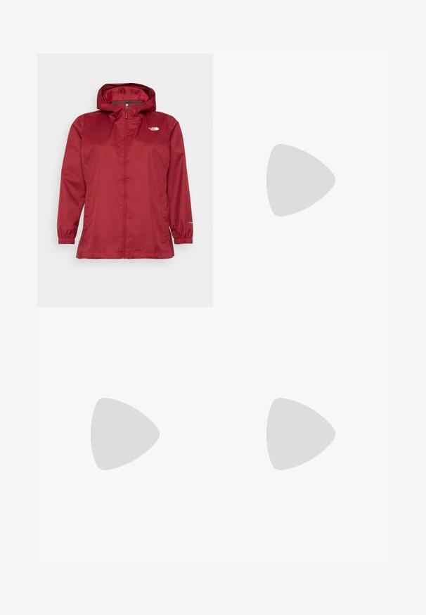 The North Face QUEST PLUS JACKET - Veste imperméable - beetroot; T-shirt noir court en coton doux, avec un col rond en côtes blanches et des accents de manches, et un logo Nike blanc bien visible sur le devant.; Pantalons larges noirs en tissu léger, avec un panneau latéral bleu marine et une taille élastique. Petit logo blanc en bas.; Baskets noires en cuir et synthétique avec le swoosh blanc de Nike, semelle en caoutchouc, bout rond et lacets noirs. Chaussettes blanches côtelées visibles.