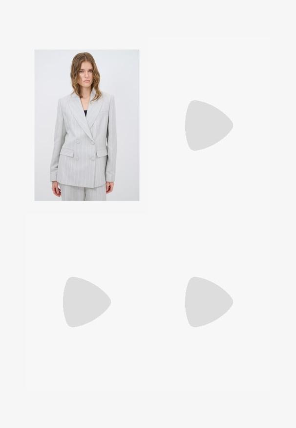 Blazer doppiopetto grigio chiaro con sottili righe verticali, rever a punta, due tasche frontali e bottoni rotondi. Tessuto texturizzato.; Canotta bianca, texture a coste, scollatura rotonda, design senza maniche, forma aderente, branding sottile sull'etichetta all'interno dell'area del colletto.; Jeans in denim neri a vita alta con un taglio a gamba larga, design a cinque tasche e cuciture visibili. Il tessuto ha una finitura liscia e leggermente tessurizzata.; Scarpe da corsa con tomaia in rete bianca traspirante, dettagli argentati, lacci grigi e suola in gomma nera resistente. Design leggero e ammortizzato.