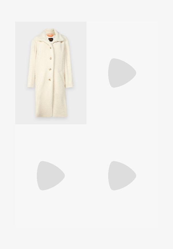 BOSS CAYLINA - Abrigo de invierno - open white; Camisa blanca de manga corta con botones, cuello con puntas y dobladillo curvado. Fabricada en algodón con una textura suave y sin patrones visibles.; Pantalones negros ajustados con un diseño de pierna recta, que presentan una textura suave y pliegues nítidos en el frente. Sin herrajes visibles.; Zapato negro de punta afilada tipo slingback con un tacón bajo, que presenta un material de cuero suave y un diseño recortado en el lateral para mayor transpirabilidad.