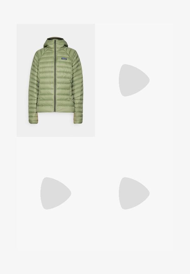Patagonia SWEATER HOODY - Dunjakke - terrain green; Blå bomulls T-skjorte med rund hals og korte ermer, med en liten svart "patagonia"-logo på venstre brystområde.; Videbukser i lys beige stof med elastisk talje, glat tekstur og uden synlige hardware eller mønstre.; Lettvekts Columbia treningssko i hvit mesh med en teksturert grå såle og gummitraction. Har en polstret krage og snøring.