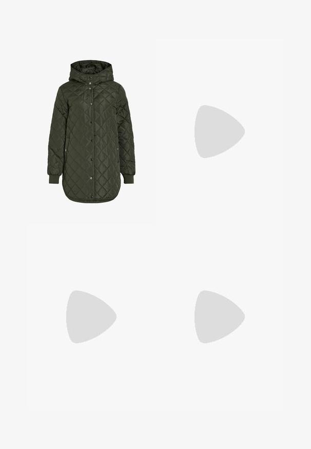Šviesiai žalia, ilga, quilted striukė su gobtuvu, snap mygtukais ir išilgiais rankovėmis. Siūlo lygią, tekstūruotą medžiagą su deimanto raštu.; Pilkas golfas, pagamintas iš lygaus, elastingo audinio. Ilgos rankovės, prilipęs dizainas, minimali tekstūra, be matomų raštų ar metalinių detalių.; Juodos plačios kelnės su lygiu paviršiumi, su priekinėmis klostėmis, platu liemenu ir dirželių kilpomis. Paprastas, sutvarkytas dizainas.; Juodos zomšo ir odos sportinės bateliai su kreminiu šoniniu swoosh ir šviesiai kreminiu kulnu. Ypatybės - smėlio spalvos raišteliai ir guminis padas.