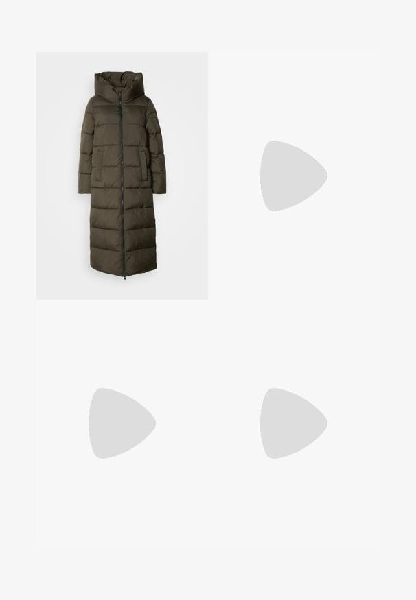 Lang, olivgrønn dunjakke med hette, med glidelås foran, sidelommer og quiltet design. Myk tekstur, midtlengde.; Hvit kortermet t-skjorte laget av bomull. Har en avslappet passform med rund halslinning og lett senkede skuldersømmer. Ingen mønstre eller detaljer.; Svart vide bukser med høy midje, knappdetaljer på midjebåndet og frontplisser.; Sorte skinnpumper med spiss tå og lav blokkhelt. Har ankelrem med gullfarget spenne. Glatt tekstur.