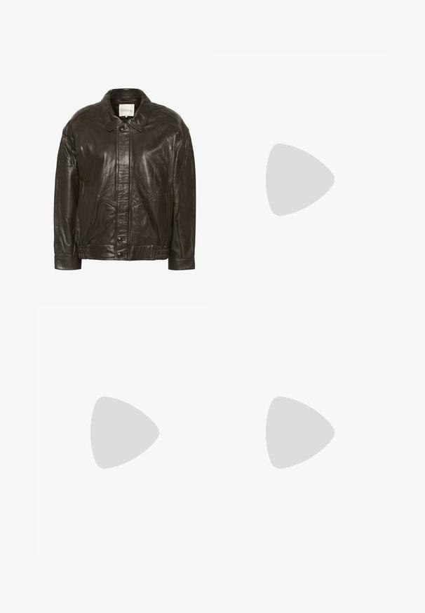 My Essential Wardrobe Usnjena jakna - delicioso; Bela kratka majica s kratkimi rokavi, izdelana iz mehkega materiala, z okruglim izrezom in zavihanimi manšeti, z oznako vidno na zadnji strani.; Kremne kratke hlače s tančnimi črtami, z nabiranjem spredaj, stranskimi žepi in krojem po meri. Izdelane iz lahkotnega materiala, primerne za tople vreme.; Črne platform sandale z dvema širokima trakoma, narejene iz gladkega materiala. Imajo masiven podplat z teksturirano podlago za boljši oprijem.