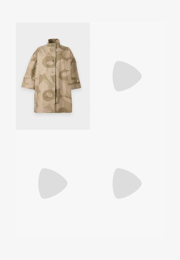Marimekko ANTEESI UNIKKO - Trenčkot - beige; Černé bavlněné tričko s krátkými rukávy s rolled úpravou, kulatým výstřihem a červenou etiketa. Hladká textura, přiléhavý střih s minimálními detaily.; Černé dvouřadové šaty s krátkými rukávy, bílé šálové klopy a černé knoflíky. Ušitý střih s propracovaným designem.; Černé kožené muly s špičatou špičkou a nízkým blokovým podpatkem. Hladká textura s elegantním designem. Otevřená zadní část s minimálními detaily.