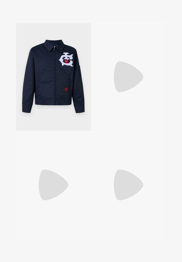 Icecream WORK - Giacca da mezza stagione - navy; T-shirt blu navy in cotone, con collo rotondo, maniche corte e righe bianche sulle spalle, con un logo stampato sul petto.; Jeans di denim blu scuro con un motivo di testo ripetuto "ICECREAM" in una tonalità più chiara. Taglio dritto con vita standard.; Sneaker in suede nero con design con lacci e suola in gomma bianca a contrasto. Presenta pannelli laterali testurizzati e un marchio discreto sul tallone.