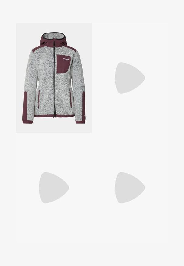 Giacca in pile grigia con accenti bordeaux, cappuccio, zip frontale, due tasche laterali e una tasca sul petto. Morbido al tatto con un design casual.; T-shirt in cotone nero con collo tondo, maniche corte e logo "nike" bianco decorato con motivi floreali al centro.; Pantaloni neri a gamba larga con cintura elastica e un piccolo logo Nike bianco. Il tessuto ha una texture liscia, progettata per il comfort e l'abbigliamento casual.; Sneaker in pelle nera e sintetica con logo Nike bianco, suola in gomma, punta rotonda e lacci neri. Calze bianche a righe visibili.