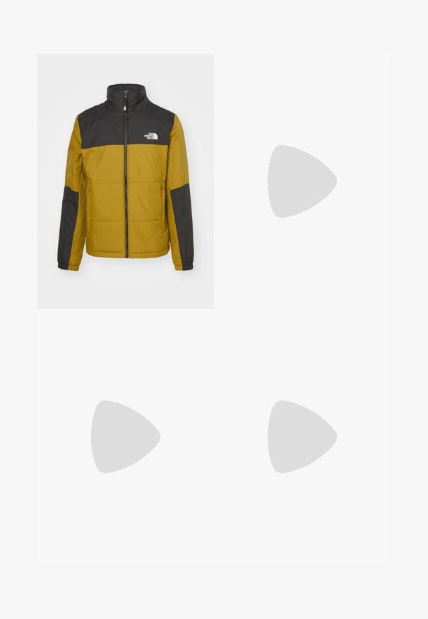 The North Face GOSEI  - Winterjacke - moss green; Weißes Langarm-T-Shirt aus Baumwolle. Rundhals-Design mit gerippten Bündchen und kleinem Logo auf dem linken Ärmel. Glatte Textur.; Schwarze Denim-Hosen mit geradem Bein, ausgestattet mit fünf Taschen, einem Knopfverschluss und einem klassischen Bund. Glatte Textur.; Schwarze Leder Schnürschuhe mit runder Spitze, strukturiertem Gummisohle und gelben Nähten um den Rand. Flaches Design und glatte Oberfläche.