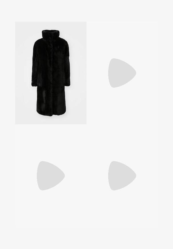 BOSS CETEDIA - Abrigo de invierno - black; Camiseta blanca recortada, con mangas cortas y anchas, material de algodón suave, cuello redondo con un sutil ribete naranja, diseño minimalista, sin patrones ni gráficos.; Pantalones de pierna ancha en un color crema claro, fabricados con una tela suave, con dos bolsillos frontales y costuras visibles en la cintura.; Bota de cuero negra hasta la rodilla con punta afilada y tacón delgado curvado. Textura suave, diseño ajustado y sin hardware ni patrones visibles.