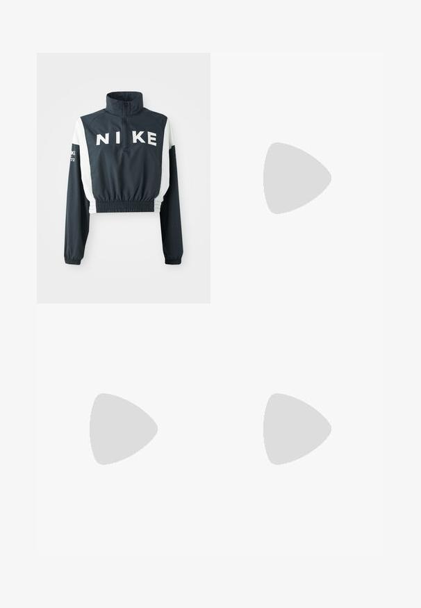 Jachetă scurtă Nike cu guler înalt, corp de culoare bleumarin închis, manșon alb, tiv elastic, logo mare pe față și accente de text mic pe manșoane.; Tricou scurt negru din bumbac moale, având un guler rotund alb cu margini ribbate și accente pe manșete, cu un logo Nike alb proeminent pe față.; Pantaloni sportivi negri dintr-un material lucios si neted, dotati cu o talie elastica, picioare late si un logo mic pe partea stanga.; Adidași sport negri cu parte superioară din plasă, accente texturate și capsule de amortizare vizibile în talpă. Purtați cu blugi albaștri.