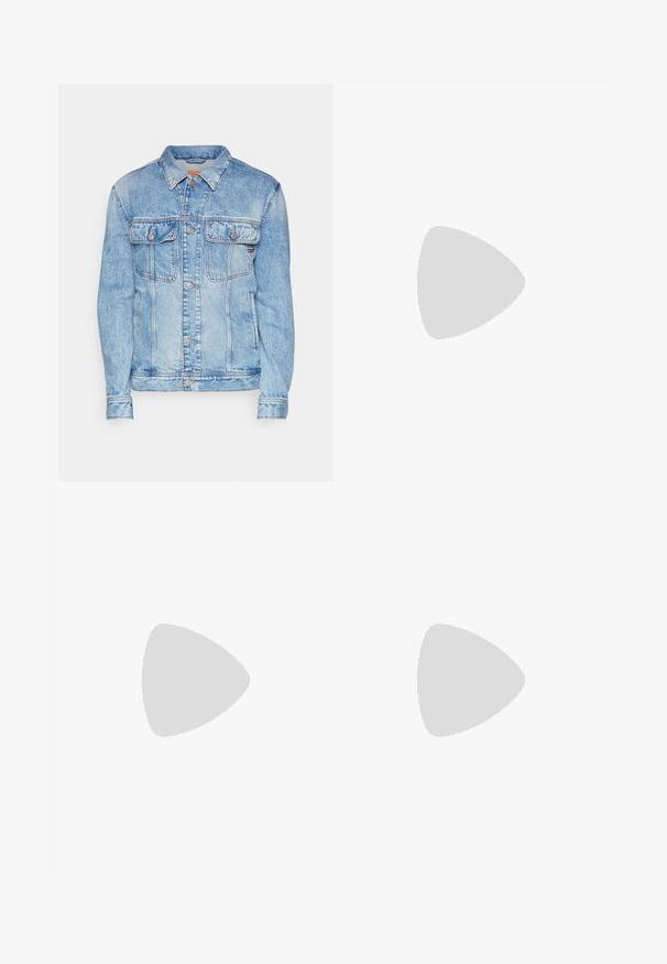 Gai zils denim žakets ar norādītu apkakli, divām priekšējām kabatām un pogu aizdari. Ievērojama nedaudz izbalējusi tekstūra un klasiskā dizaina iezīmes.; Jūras spēku un baltas svītrains T-krekls, kas izgatavots no kokvilnas, ar apaļu izgriezumu un mazu sarkanu logo kreisajā krūtī. Īsas piedurknes.; Krēmkrāsas brīvā laika bikses ar auklu jostasvietā un taisnām kājām, attēlotas uz vienkārša balta fona.; Baltas un gaiši bež sporta apavi, ar sieta augšdaļu, perforētiem detaļām un teksturētu vidusdaļu ar zīmolu uz papēža.