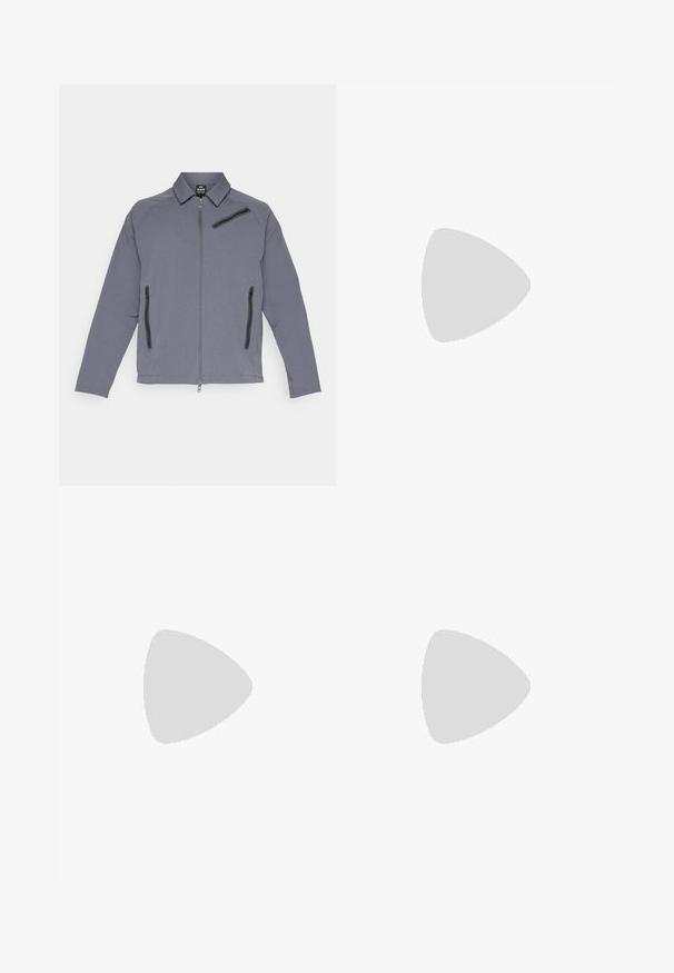 Graue zip-up Jacke mit Kragen, ausgestattet mit zwei Seitentaschen und einer Brusttasche, aus strukturiertem Stoff mit glatter Oberfläche.; Weißes kurzärmeliges Sportshirt aus glattem Material. Mit Rundhalsausschnitt und grauem Logo auf der linken Brust, sowie seitlichen Schlitzen am Saum.; Hellgraue Hose mit geradem Schnitt, Knopfverschluss, Fronttaschen und einem glatten, strukturierten Stoff. Minimalistisches Design, keine Muster.; Weiße Sportschuhe mit einem glatten synthetischen Obermaterial, blauen Akzenten, strukturiertem marineblauen Absatz und einer leichten, genoppten Sohle für besseren Halt.