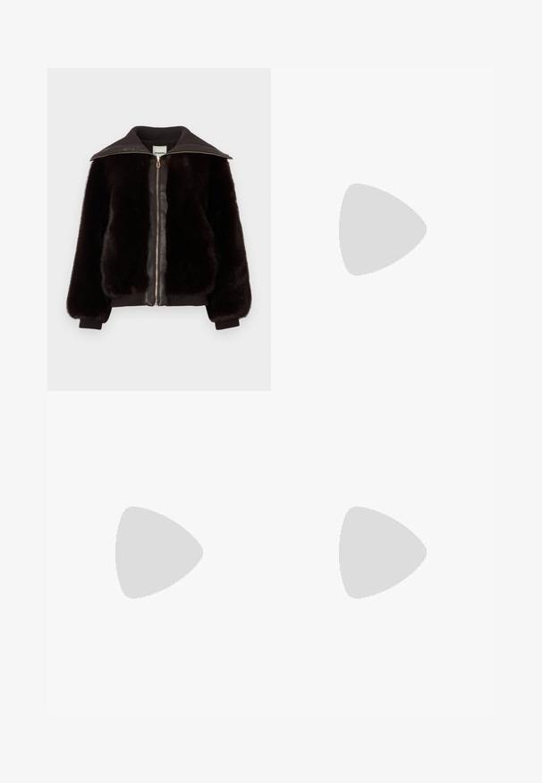Faux fur bomberjack in diepbruin met een leren voorkant, gouden rits en ribgebreide manchetten en kraag voor extra textuur en contrast.; Zwarte ribben tanktop met een ronde halslijn en brede schouderbanden. Bevat geen versieringen of patronen. Gladde textuur.; Zwarte geplooide rok met gouden hardware accenten. Beschikt over zijzakken met logo-details, gemaakt van glad materiaal. A-lijn silhouet.; Zwarte hoge sandalen met dunne banden, een gestructureerde afwerking, open teen en een slank, puntig hakontwerp. Beschikt over een gladde inlegzool en een glanzend oppervlak.; Bordeaux leren handtas met een gebogen vorm, een gouden cirkelvormige hardware accent en een enkele schouderband. Zachte textuur, minimalistisch ontwerp.