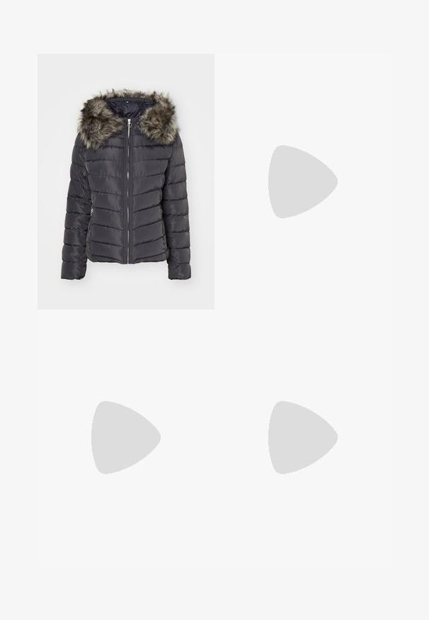 Črna pufasta jakna z umetnim krznom na kapuci, z zadrgo spredaj in kviltastim dizajnom. Ima stranske žepe in oprijet silhueto.; Črna jopica z motivom jelena, ki ima zlate bleščice na rogovih, roza ušesne podrobnosti, rdeč pompon nos in zeleni ter rdeči biserasti akcenti.; Burgundska satenasta midi krila z gladko teksturo, ravnim krojem in rahlo razširjenim robom. Brez vidnih vzorcev ali kovinskih podrobnosti.; Črne usnjene gležnjarje z okroglo konico, vezalnim sprednjim delom in debelim gumijastim podplatom z teksturiranim profilom. Zanka na hrbtni strani.; Zlate obroče ušesne uhane, tanke in krožne oblike, z gladko kovinsko površino brez okrasnih elementov ali vzorcev.