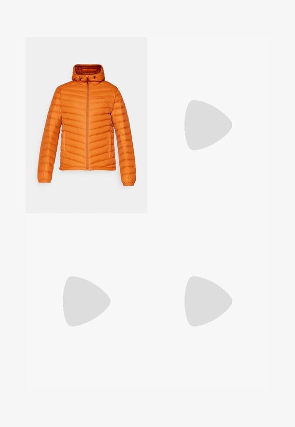 Orange polstret jakke med hætte, der har en frontlynlås, chevron-syning og elastiske manchetter. Letvægts med en glat tekstur.; Sort kortærmet t-shirt lavet af letvægts, fugttransporterende materiale. Har et hvidt logo på venstre bryst og en rund halsudskæring.; The North Face HORIZON PANT - Outdoorbukser - black; Sort løbesko med syntetisk overdel, struktureret design og kontrasterende røde accenter. Udstyret med et sikret snøresystem og en robust ydersål.