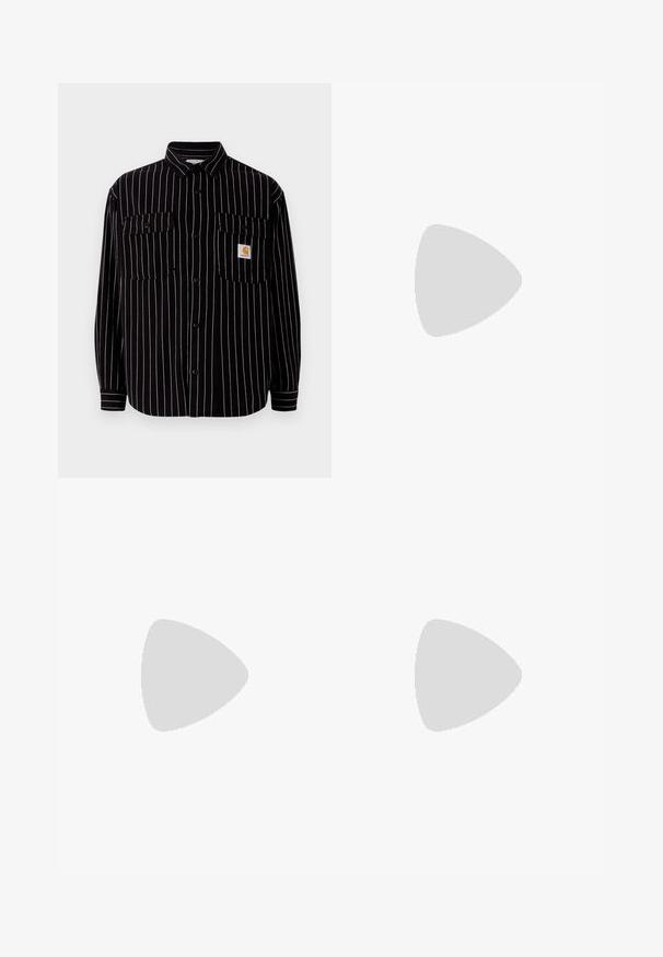 Camisa negra de manga larga con rayas verticales blancas, que presenta un collar tipo spread, dos bolsillos en el pecho y un pequeño parche de logo.; Sudadera de felpa negra con collar alto, cremallera frontal de media, y bolsillo en el pecho con cremallera, con textura suave y diseño minimalista.; Pantalones anchos de mezclilla en color negro, con cierre de botón frontal, trabillas para cinturón y dos bolsillos laterales con una textura suave.; Zapatillas Nike Air Force 1 en blanco y negro con parte superior de cuero, puntera perforada y detalle de suela texturizada, combinadas con pantalones beiges remangados y calcetines blancos.