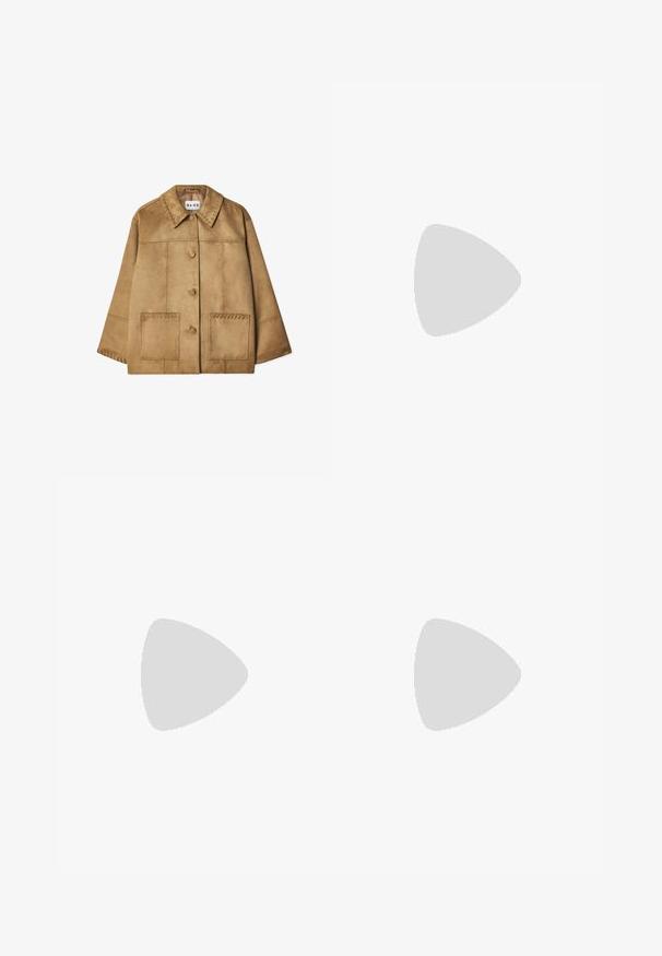 Rjava semiš jakna z ogrinjalo, sprednjim gumbom, dvema velikima žepoma in dekorativnim šivom ob ramenih ter žepih.; Rjava brezrokavna majica s kvadratnim izrezom, narejena iz mehkega, elastičnega materiala. Ima oprijet kroj in ravne šive.; Svijetloplave traperice ravnog kroja, s dizajnom od pet džepova i suptilnim blijeđenjem. Imaju kopčanje na gumbe i patentni zatvarač u struku.; Črne lakirane slingback čevlje s koničastim prstom, minimalističnim dizajnom, majhnim okroglim detajlom na vampu in ozkim petam.; Rjava semiš torba z dvema dolgima ročajema, z vrvico za zapiranje in minimalističnim dizajnom. Gladka tekstura in brez vidnih kovinskih dodatkov.