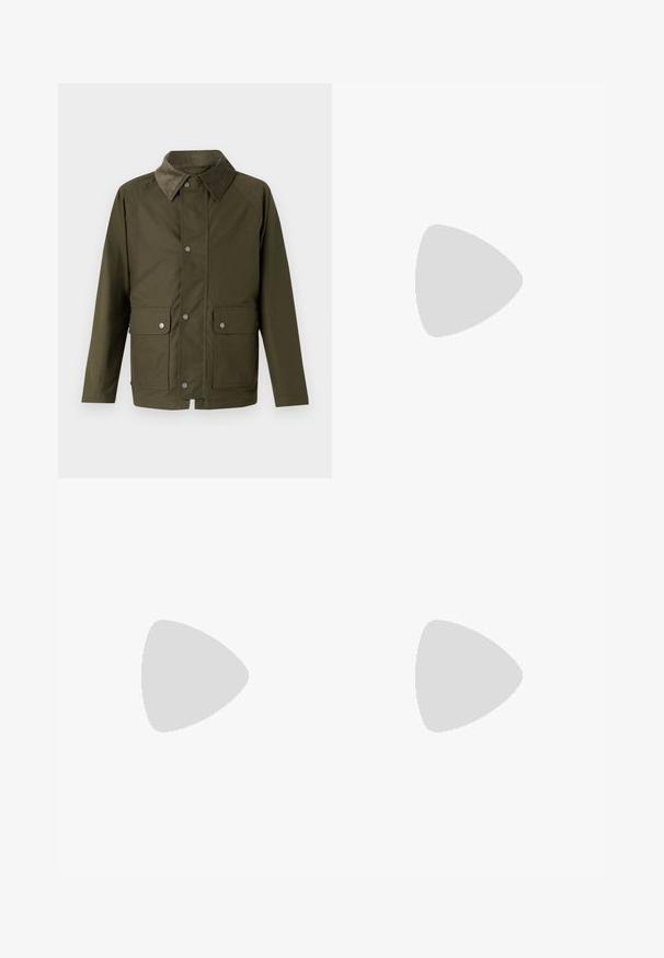 Veste vert olive en tissu texturé, dotée d'un col en velours côtelé, de boutons-pression à l'avant et de deux poches poitrine avec rabats.; T-shirt en coton blanc avec un col rond et des manches courtes, arbore un petit logo noir sur la poitrine. Texture lisse et coupe décontractée.; Pantalons bleu marine avec un design à jambe droite, fabriqués en tissu texturé. Dotés d'une fermeture à bouton à l'avant et d'une taille ajustable avec cordon.; Baskets blanches avec une finition en cuir texturé, bout arrondi et accent noir au talon. Semelle en caoutchouc avec un petit motif de sculpture et des détails cousus.