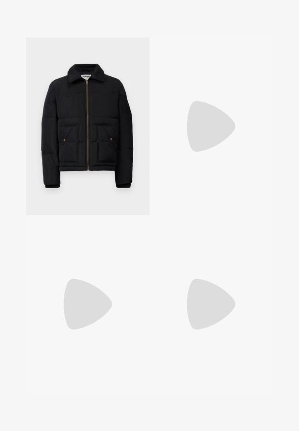 Chaqueta de plumas negra con cuello tipo solapa, cremallera dorada, dos bolsillos frontales y detalles de paneles cosidos. Tela suave y aislante.; Camisa de franela verde con un patrón a cuadros que presenta líneas en azul, blanco y amarillo mostaza. Con botones en el frente y cuello puntiagudo. Mangas largas.; Camiseta de corte clásico de manga corta en gris claro liso, mostrada sobre un fondo blanco, vista frontal sin logotipos ni diseños visibles.; Jeans de mezclilla azul claro con corte recto, cinco bolsillos y trabillas para cinturón. La tela tiene un ligero lavado para un efecto descolorido.; Zapatillas de lona en color blanco roto con punta redonda, que cuentan con suelas de goma beige y cinco ojetes para los cordones, acabado texturizado en la parte superior.