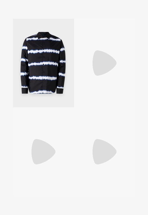 Sort skjorte med knaplukning, prydet med hvide og blå tie-dye vandrette striber. Den har spredt krave og lange ærmer, og er lavet af glat stof.; Sort bomulds T-shirt med rund hals, korte ærmer og en hvid logo print på venstre bryst. Simpelt, ensfarvet design.; Filippa K TERRY CROPPED TROUSERS - Bukser - sage melange; Sorte læderloafers med en glat overflade, rund tå og en dekorativ strop over vampen. Lav hæl med stabeldesign, minimalistisk stil.