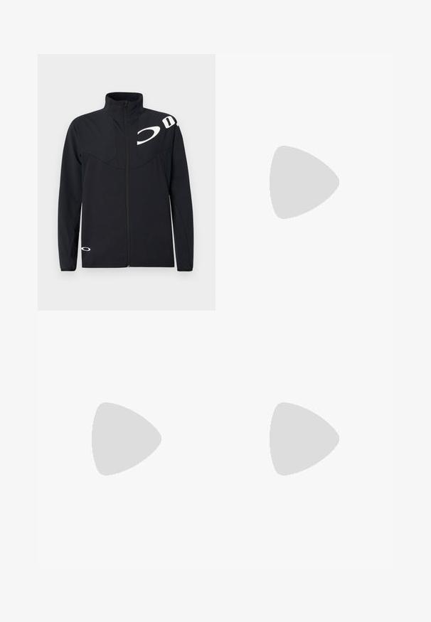 Oakley ENHANCE TECH JACKET - Veste légère - blackout; T-shirt en coton noir avec un col rond et des manches courtes. Présente un logo Nike rose sur le côté supérieur gauche. Texture douce.; Pantalons cargo légers noirs avec une taille élastique, des zips latéraux et des poches spacieux. Présentent une coupe ample et des poignets fuselés.; Chaussure de sport noire avec une tige en mesh, un col rembourré et une technologie d'amorti proéminente au talon. Caractérisée par des accents texturés et des lacets.