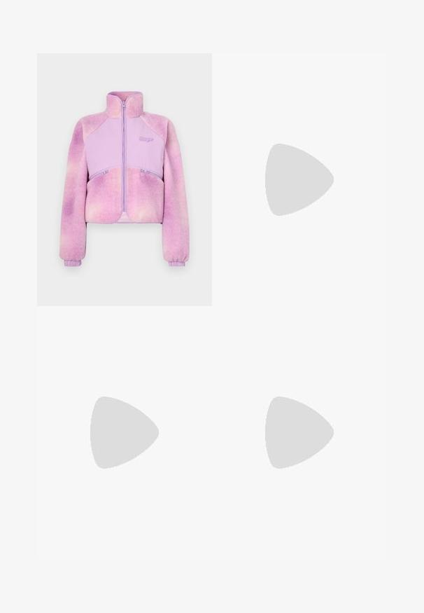 Casaco em fleece de um gradiente de roxo claro com fecho de correr na frente, gola alta e punhos canelados. Apresenta duas bolsos com fecho. Textura suave.; T-shirt branco cropped, mangas curtas e largas, material de algodão suave, decote redondo com um discreto acabamento laranja, design minimalista, sem padrões ou gráficos.; Calças pretas de corte ajustado com um design de perna reta, apresentando uma textura lisa e pregas bem definidas na frente. Sem hardware visível.; Tênis de camurça azul-marinho com sola de borracha cor de goma, atacadores azuis e design minimalista. Apresenta logótipo em relevo na lateral e forro interior liso.