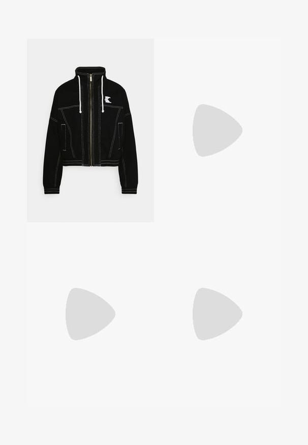 Karl Kani JACKET - Casaco de ganga - black; Duas blusas sem mangas em preto e branco, feitas de algodão canelado, com decotes redondos e um design ajustado. Etiquetas visíveis em ambas.; Saia de patinadora em preto e branco com padrão quadriculado, com uma cintura ajustada e hem em evasê, feita de um tecido texturizado que exibe um padrão clássico.; Tênis altos pretos com cadarços brancos, um logo branco e costuras brancas contrastantes. Apresenta uma sola branca grossa e um cabedal em camurça texturizada.
