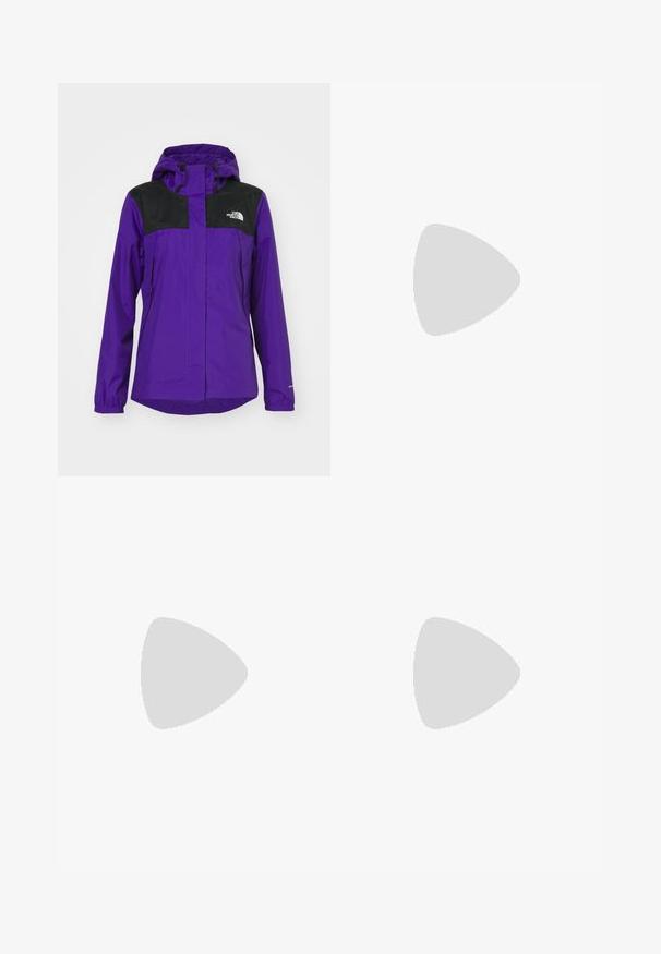 The North Face ANTORA JACKET - Hardshell-jakke - peak purple/black; Hvid bomulds-T-shirt med rund halsudskæring, korte ærmer og et sort Nike-logo trykt centralt på brystet. Enkel og klassisk design.; Mørkeblå denim flared jeans med høj talje, fem lommer, knaplukning og synlige syninger langs sømmene.; Hvide lædersneakers med perforeret tå-kasse, tekstureret sål og hvide snørebånd, parret med brede røde bukser og en blå-gul baggrund.