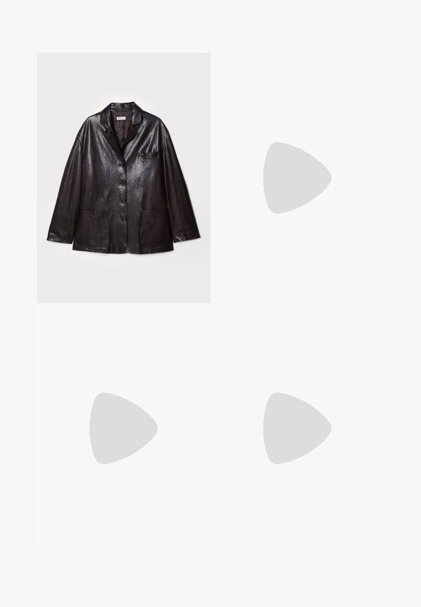 Hnedý kožený blazer s klopovým golierom, piatimi gombíkmi, náprsníkovou kapsou a dvoma prednými našitými vreckami. Hladká textúra a voľný strih.; Čierny dlhý rukáv top vyrobený z mäkkej tkaniny, s okrúhlym výstrihom a voľným strihom s bočnými rozparokmi na leme pre pohodlný pohyb.; Svetlo šedé, široké nohavice vyrobené z textúrovanej tkaniny, s dvoma prednými záhybmi a dvoma bočnými vreckami. Čistý, strihovo presný dizajn.; Maxi šaty s potlačou zvieracích vzorov v modrej a fialovej farbe, s tenkými ramienkami, priliehavým telom, rozšíreným lemom a priesvitnými detailmi.