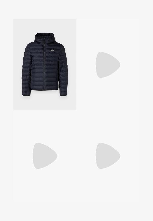 Marine gewatteerde jas met capuchon, voorzien van een rits aan de voorkant en elastische manchetten. Getextureerde afwerking met horizontale stiksels en een logo-accent.; Zwarte katoenen t-shirt met korte mouwen, ronde halslijn en een klein groen logo op de linkerkant van de borstzak. Eenvoudig ontwerp, normale pasvorm.; Zwarte broeken met een recht model, vervaardigd uit een soepele stof. Voorzien van een elastische tailleband en een knoopsluiting.; Zwart-witte Lacoste sneakers met een gestructureerde leren bovenkant, voorzien van een vetersluiting en een witte rubberen loopzool. Gecombineerd met een donkere jeans.