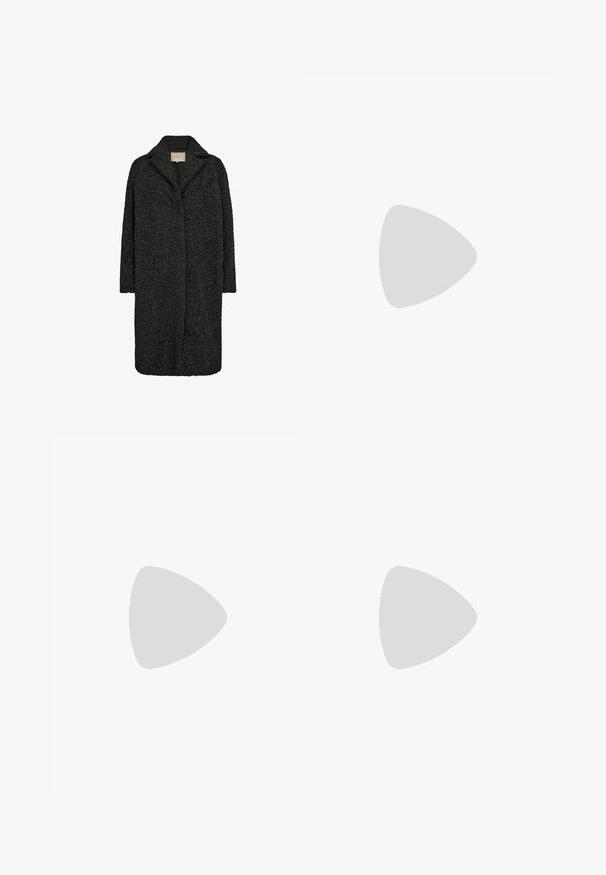 Svart texturerad lång kappa med notchad krage och öppen framsida. Har ett plyschmaterial för värme och en avslappnad silhuett.; Svart kortärmad topp i slät tyg; har en draperad halsringning och asymmetrisk nederkant, med en figursydd kropp.; Svarta byxor med rak passform, utrustade med framfickor och sidoklyvningar vid fållen. Tillverkade av mjukt, slätt tyg. Lämpliga för olika tillfällen.; Svarta lackerade klacksandaler med fyrkantig tå, ankelremmar och silverfärgade spännen. Har en kraftig blockklack för stabilitet.