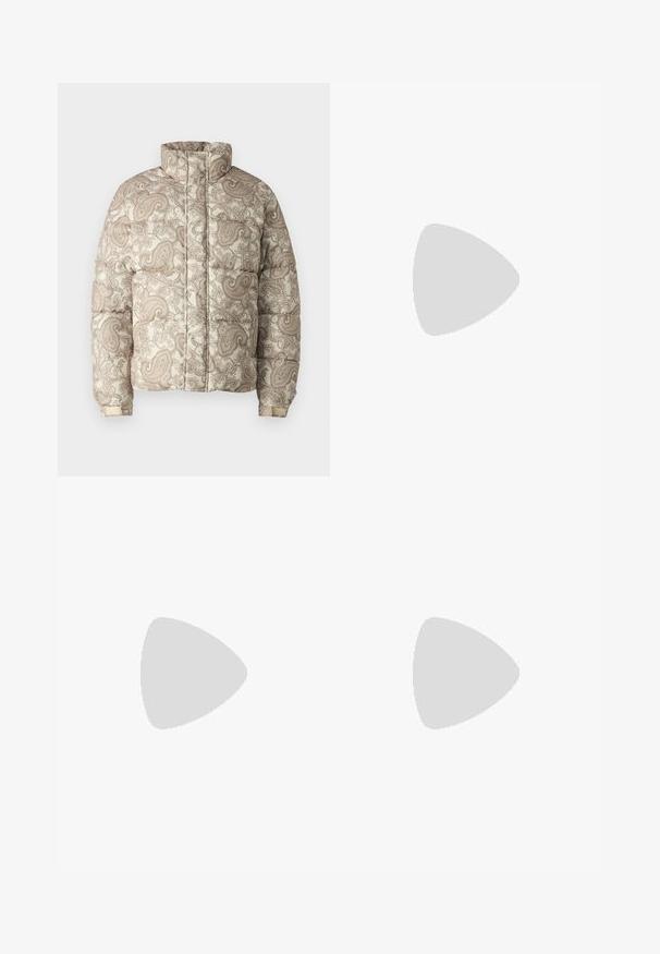 Polstret jakke med høj krave, prydet med et mønster i cremede og lysebrune paisley. Materialerne ser ud til at være quiltede med ribbede manchetter for komfort.; Hvid kortærmet T-shirt i ribbet tekstur. Rund halsudskæring, løs pasform, ingen synlige mønstre eller accenter. Enkel og alsidig design.; Beige denimjeans med lige bendesign, med forlommer, metalknaplukning og subtil struktur.; Hvide lædersneakers med en glat overflade, rund tå og flade hvide snørebånd. Har en tekstureret gummisål og minimalt design.