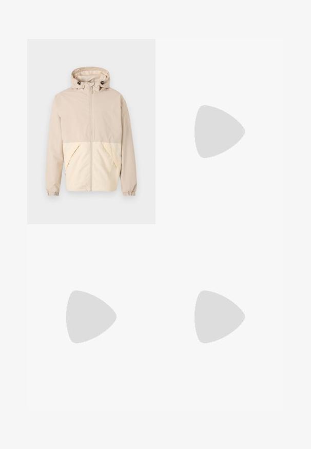 Beige leichte Jacke mit Kapuze, die ein zweifarbiges Design mit einem cremefarbenen unteren Abschnitt, elastischen Bündchen und einem Reißverschluss auf der Vorderseite aufweist.; Schwarzes oversized Baumwoll-T-Shirt mit Rundhalsausschnitt und kurzen Ärmeln, auf der Vorderseite mit einem weißen "Shibuya"-Logo bedruckt.; Schwarze Baumwollhose mit lockerem Schnitt, ausgestattet mit einem klassischen Bund, vorderen Falten und Seiten taschen. Glatte Textur ohne Muster.; Beige Wildlederschuhe mit einem gestickten Design, hellfarbiger Gummisohle und braunen Lederakzenten an der Ferse und im Logo.