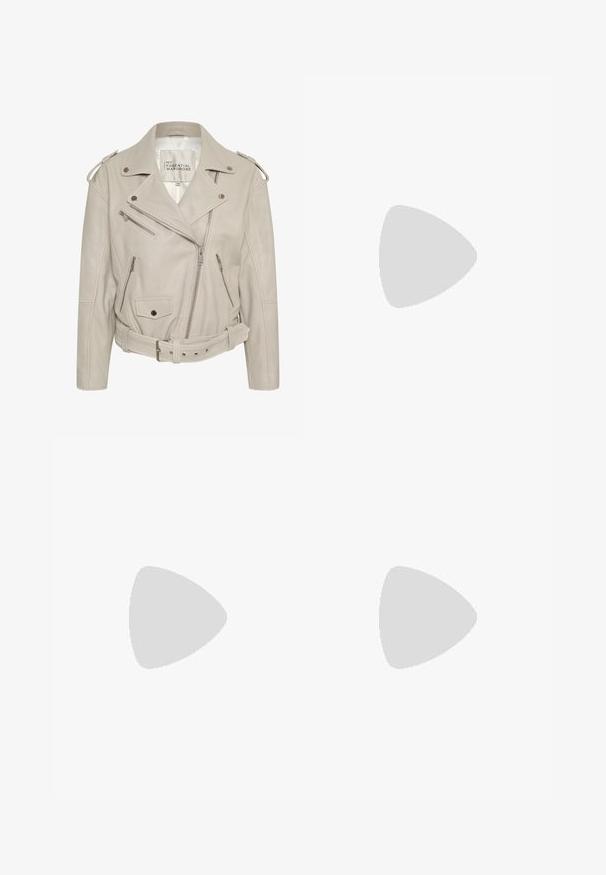 Veste de moto en cuir beige avec plusieurs poches zippées, taille ceinturée et épaulettes. Texture lisse et design structuré.; T-shirt marron à manches courtes en tissu doux, avec un col rond et une coupe décontractée. Aucun motif ni accent visible.; Pantalons évasés en tissu gris doux et muted, avec une taille ceinturée et des plis pour un détail de design supplémentaire. Texture lisse, sans motifs.; Sandale en cuir marron avec des brides entrecroisées, une fermeture à boucle à la cheville et une semelle plate avec des détails de couture minimaux.