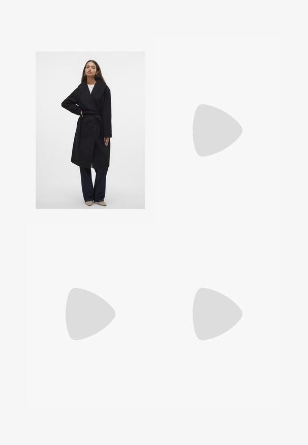 Vero Moda VMANNE BERGEN  - Klasický kabát - black; Čierny krátky rukáv top vyrobený z elastického materiálu, s priliehavým strihom a riasením po stranách. Hladká textúra, klasický tvar.; Čierne jogové nohavice s vysokým pásom, vyrobené z elastického materiálu, s rozšíreným strihom nohavíc a hladkou textúrou po celom povrchu.; Čierne platformové sandále s robustnými, zúbkovanými podrážkami a viacerými popruhmi, s kovovými prackami a hladkým textúrou pripomínajúcou kožu.