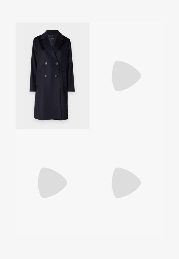 WEEKEND MaxMara ZUM - Abrigo clásico - blu; Camisa negra de manga larga con cuello, que presenta una textura arrugada, botón frontal completo y puños. Fabricada en un tejido suave.; Pantalones negros de tela suave con cintura alta, piernas amplias, pliegues frontales y lazos de cinturón clásicos. No hay bolsillos laterales visibles.; Zapatos de cuero negro con una suela gruesa y estriada, que presentan un acento de hardware plateado en forma circular y un detalle de costura mínima.