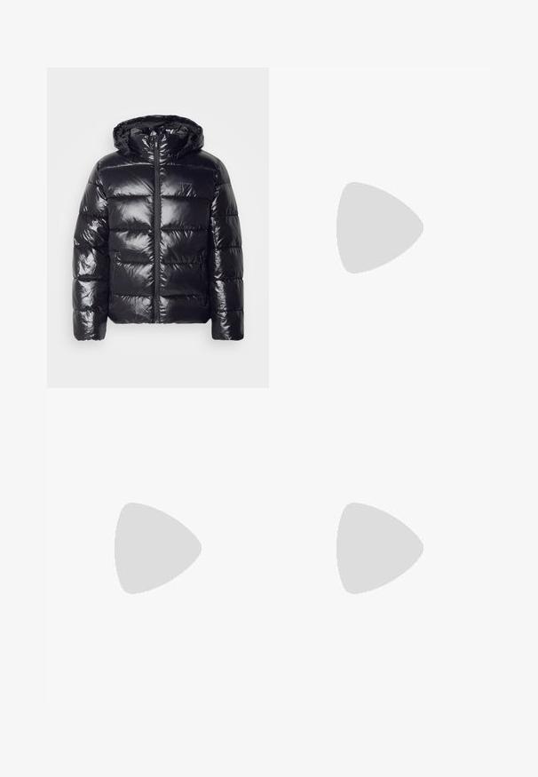 Veste coupe-vent noire avec une texture brillante et matelassée, dotée d'une capuche, d'une fermeture éclair et de poignets élastiques pour la chaleur et le confort.; T-shirt en coton blanc avec un logo "CK" noir et le texte "Calvin Klein Jeans", manches courtes et col rond classique.; Jean en denim bleu avec une coupe ajustée, taille mi-haute, design à cinq poches, délavage usé et légère patine à l'avant et à l'arrière.; Chaussures de randonnée noires avec un design superposé, un tissu texturé et une semelle en caoutchouc, comportant des zones renforcées et un système de laçage à l'avant.