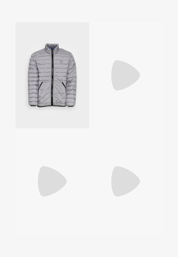 Pepe Jeans LARKIN - Casaco leve - slate; T-shirt preto de manga curta com um tecido texturizado, apresentando detalhes brancos nas mangas. Decote arredondado, ajuste descontraído.; Calças de jogging pretas feitas de um tecido macio, com um cós elástico, cordão ajustável e punhos elásticos nos tornozelos para um ajuste afinado.; Pier One UNISEX - Sapatilhas - black
