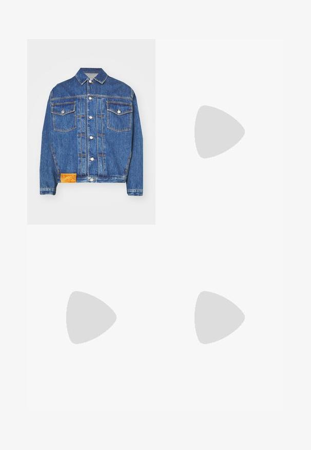 Bally Teksajakk - denim; Tumesinine puuvillane T-särk ümmarguse kaeluse, lühikeste varrukate ja peene gradientmustriga, mis üleminekut kergematest tumedamatesse toonidesse.; Mustad kohandatud püksid, sirge jala lõikega, valmistatud siledast kangast, esise nupuga kinnituse ja kahe külgtaskuga.; Must mustel kingad valge kummist tallaga, millel on toon-toonis õmblused ja paeltega disain. Sile tekstuur ja moodne, voolujooneline kuju.