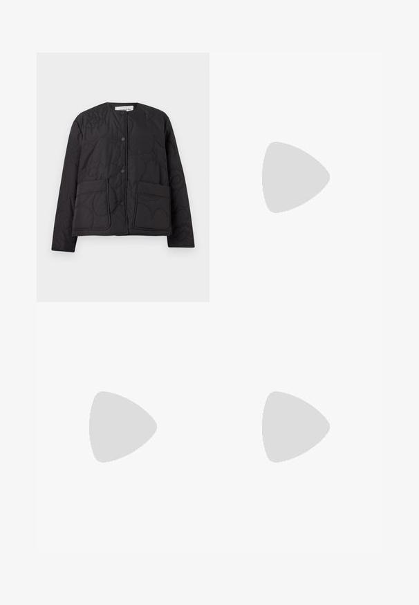 Quiltana črna jakna s krožnim izrezom, zapiranjem na gumb in dvema sprednjima žepoma. Ima teksturiran, cvetlični motiv vtisnjen na tkanini.; Črna dolga majica z dolgimi rokavi z asymetričnim izrezom, ki razkriva eno ramo in ima nežno padajočo draperijo čez prsi.; Črne hlače z krojem po meri, ki se ponašajo z visokim pasom, plitvimi gubami in ravnim krojem. Narejene so iz gladkega blaga z enotno barvo.; Črne usnjene gležnjarje z ostrim nosom, visokim stiletto peto, zavihanim robom in zlatim okrasnim zaponko na gležnju.