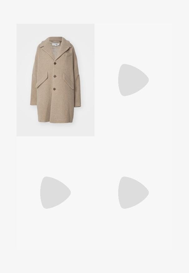 MM6 Maison Margiela COAT - Cappotto classico - beige; Maglietta a maniche corte marrone realizzata in tessuto morbido, con scollatura rotonda e vestibilità rilassata. Nessun motivo o dettaglio visibile.; Pantaloni a gamba larga di un leggero colore crema. Realizzati in un tessuto morbido con pieghe sul davanti e tasche laterali.; Stivaletti alla caviglia in pelle marrone con texture liscia, punta quadrata e tacco robusto in legno, dotati di una semplice cerniera lungo il lato.