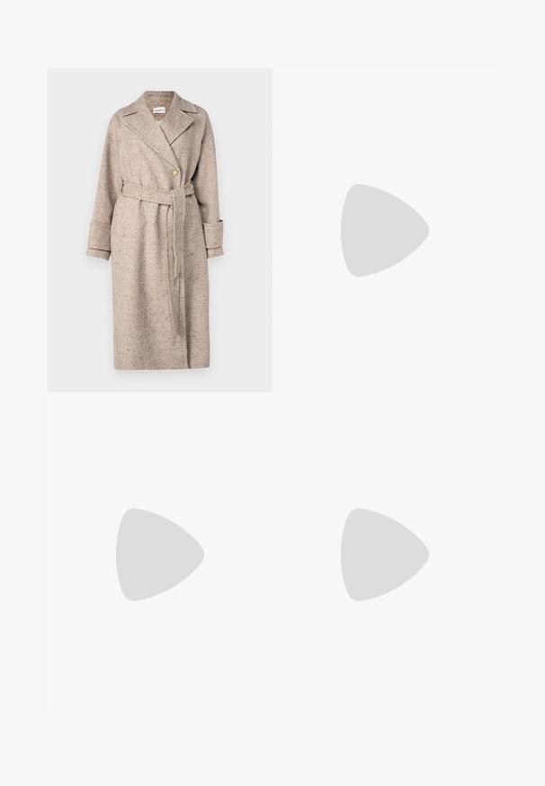 Cappotto esterno beige, con texture, colletto a revers, chiusura con un solo bottone, cintura in vita e maniche lunghe con polsini.; T-shirt bianco in cotone con maniche corte, scollo rotondo, vestibilità comoda e orlo cucito. Etichetta visibile all'interno del colletto.; Pantaloni bianchi a gamba larga realizzati in cotone con una texture liscia. Presentano un bottone anteriore, una zip e un design a quattro tasche.; Stivale alla caviglia in pelle nera, con una superficie liscia, punta affilata e tacco alto e massiccio. Presenta una apertura laterale e un design minimalista.
