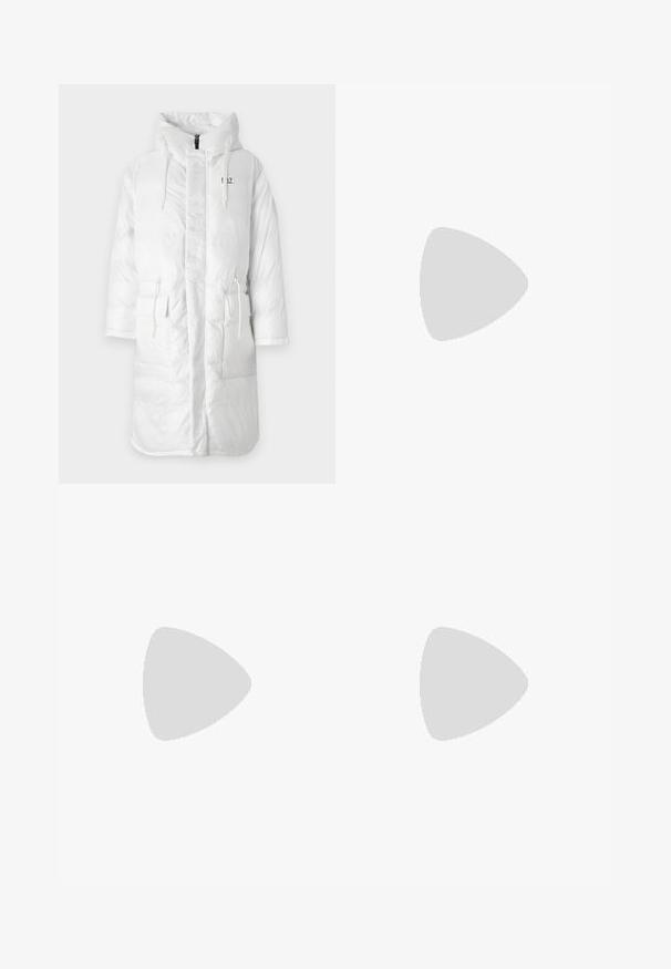 Abrigo acolchado blanco con capucha, que cuenta con una cremallera completa, dos bolsillos frontales y cordones ajustables en la cintura y la capucha.; Icecream JUMBO RUNNING DOG - Camiseta estampada - black; Pantalones grises ajustados con un diseño de pierna recta, que cuentan con pinzas en la parte delantera, pasadores para cinturón y una textura suave.; Zapatilla de cuero blanca con un acabado suave, puntera redonda, cordones planos y suela texturizada. Cuenta con un sutil logo en el talón.; Gafas de sol rectangulares negras con lentes oscuros, marco de plástico grueso, acentos dorados en las patillas y logotipo de la marca grabado en el brazo.