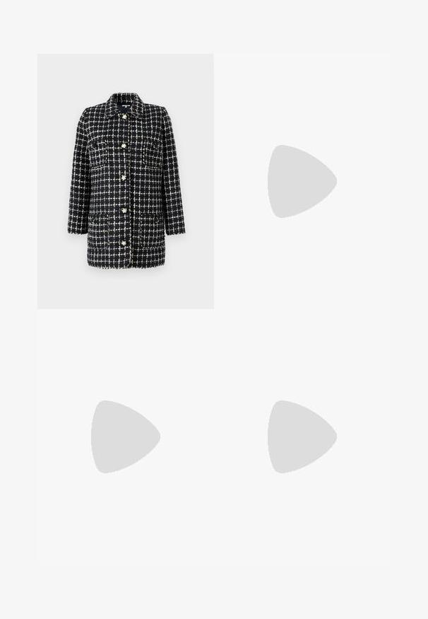 Blazer de patrón a cuadros en azul marino y blanco, hecho de tela texturizada, con cuello, mangas largas, bolsillos frontales y botones decorativos.; Suéter negro de manga larga con cuello de tortuga, con puños y dobladillo acanalados, exhibido sobre un fondo blanco liso.; Jeans negros de corte slim con botón delantero, cierre de cremallera y diseño de cinco bolsillos, exhibidos de forma plana sobre un fondo blanco.; Mocasines de ballet de cuero negro con punta afilada, que cuentan con una correa con un cinturón metálico circular y una suela plana.