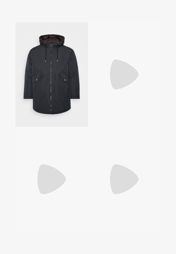 Zwarte geïsoleerde parka met een capuchon, ritsluiting, twee voorzakken en trekkoorden. Glad buitenmateriaal en contrasterende binnenvoering.; Zwarte katoenen t-shirt met korte mouwen, ronde hals en voorop afbeeldingen van een zon en maan, vergezeld van de tekst "Le Soleil et La Lune."; Zwarte, elastische broek met rechte pijpen, met een gladde textuur en zonder zichtbare patronen of hardware.; Zwarte suède sneaker met een afgeronde neus, vetersluiting aan de voorkant en witte rubberen zool. Eenvoudig ontwerp met minimale accenten en een gladde textuur.