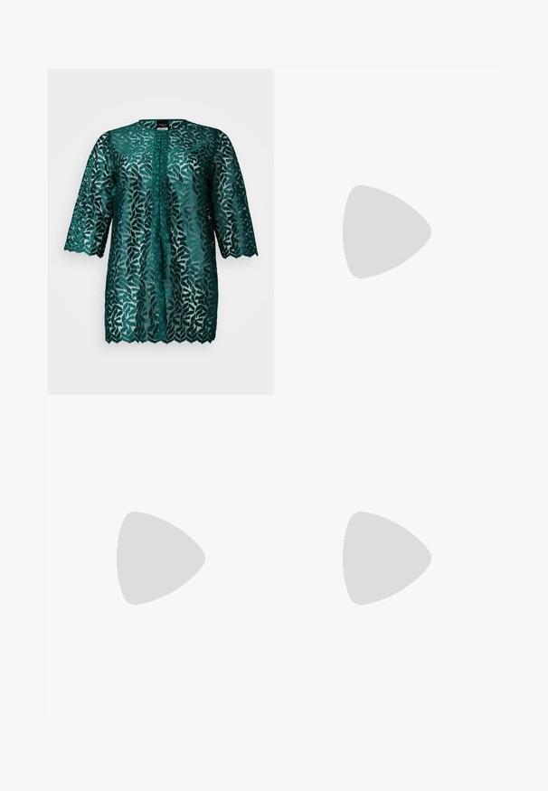 Teal kanten blouse met een bladpatroon, ronde halslijn en driekwartmouwen. Semi-doorzichtige stof met een gegolfde zoom en knoopsluiting.; Witte blouse met lange mouwen en een button-down kraag, met een rechte snit, iets oversized pasvorm en een knoopsluiting aan de voorkant. Soepele katoenen stof.; Grijze denim jeans met een middelhoge taille, verkorte lengte, lichte vervaging op de bovenbenen, vijf zakken en een knoopsluiting.; Zwarte netten balletschoenen met een puntige neus en een decoratieve band met een ronde gouden gesp. Platte zool, slank ontwerp.; Goudkleurige hoepeloorbellen met een gladde, gepolijste afwerking. Cirkelvorm met een opening, die een modern ontwerp benadrukt.