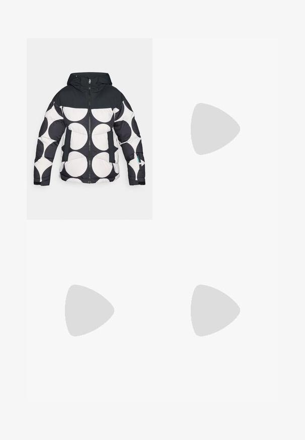 Gewatteerde jas met capuchon, met een zwart-wit cirkelpatroon, ritssluiting aan de voorkant en zakken met contrasterende donkere accenten.; Zwarte Columbia t-shirt met witte cirkelvormige lijntekening van bergen en een rivier en de tekst "Columbia Sportswear Company Outside Since 1938."; Heren buitenbroeken, donkergrijs, gemaakt van flexibel materiaal, met een riem, ritszakken en verstevigde stiksels.; Zwarte wandelschoen met een mid-top ontwerp, voorzien van een gestructureerde bovenkant, grijze accenten en een duurzame rubberen zool met gripnoppen.