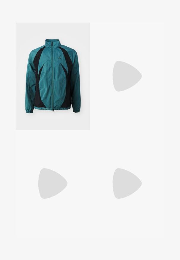 Jordan SPORT JAM WARM UP JACKET - Chaqueta de entrenamiento - oxidized green/black/white; Camiseta negra de algodón de Nike con un clásico cuello redondo, mangas cortas y un sutil logo en relieve en el pecho. Textura suave.; Pantalones casuales negros con cordón en la cintura, con bolsillos laterales y corte de pierna recta sobre un fondo liso.; Zapatillas deportivas negras con tejido texturizado y suelas de goma, con cordones elásticos y un acento azul en el talón. Combinadas con pantalones de mezclilla claros.