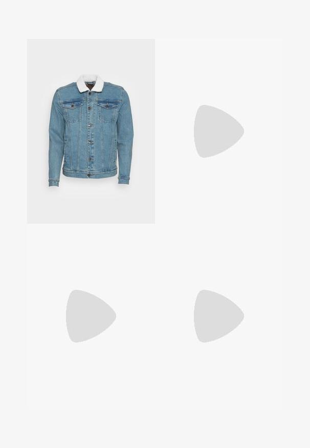 Denim Project KASH TEDDYC DENIM JACKET - Casaco de ganga - light blue; Duas t-shirts de mangas curtas: uma branca e uma preta. Ambas feitas de algodão com um logótipo vermelho da Levi's no peito. Design simples de gola redonda.; Jeans de denim azul claro com um corte straight, cinco bolsos, fecho de botão e um desbotamento sutil por toda a peça.; Sneakers brancos de couro de cano baixo com biqueira perfurada, atacadores planos e design minimalista. Combinados com jeans de ganga de cor azul clara.