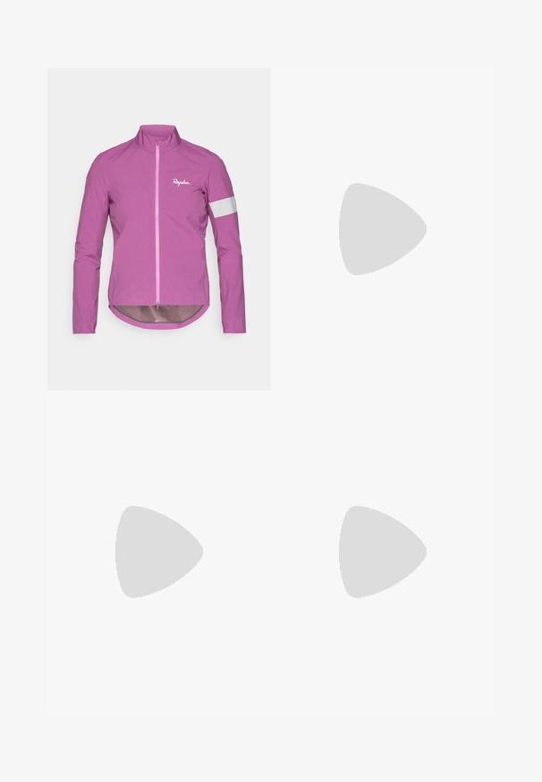 Lys pink cykeljakke med høj krave, fuld lynlås og reflekterende hvide detaljer på ærmerne. Fremstillet af letvægtigt, glat materiale.; Sort ærmeløs træningstop lavet af glat stof, med en rund halsudskæring og en tætsiddende silhuet med diskret logo-detalje.; Sorte atletiske shorts med elastisk talje, glat stof og en løs pasform. Shortsene har sidelommer og en længde til midt på låret.; Sorte sportssko med tekstureret stof, hvid sål og sorte snørebånd. Båret med hvide ribbede sokker, stående på en lys overflade.