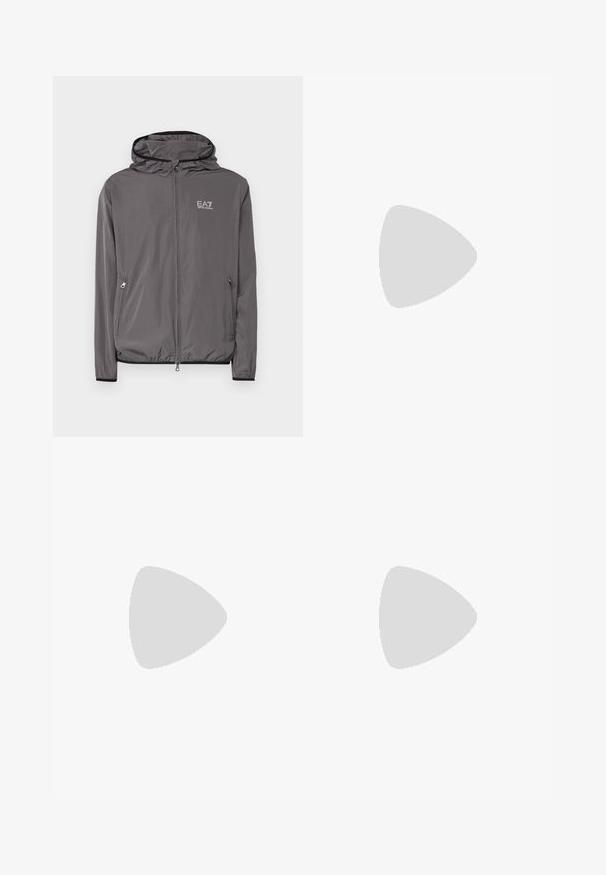 EA7 Emporio Armani TRAIN CORE JACKET - Lahka jakna - volcanic glass; Bela bombažna majica s krožnim izrezom in kratkimi rokavi, s pozlačenim logotipom EA7 Emporio Armani natisnjenim spredaj.; Črne športne kratke hlače iz mehkega blaga, z elastičnim pasom in majhnim rumenim logotipom EA7 na spodnjem levem delu noge.; Bela usnjena športna obutev z gladko površino, okroglo prst, ravne vezalke in teksturiran podplat. Ima diskretno logo na peti.